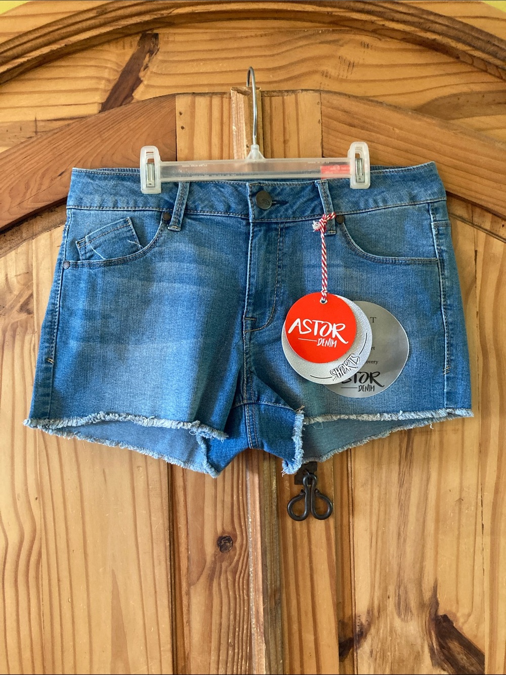 Junior’s Astor blue Distressed frayed hem jean shorts size 13 - NWT